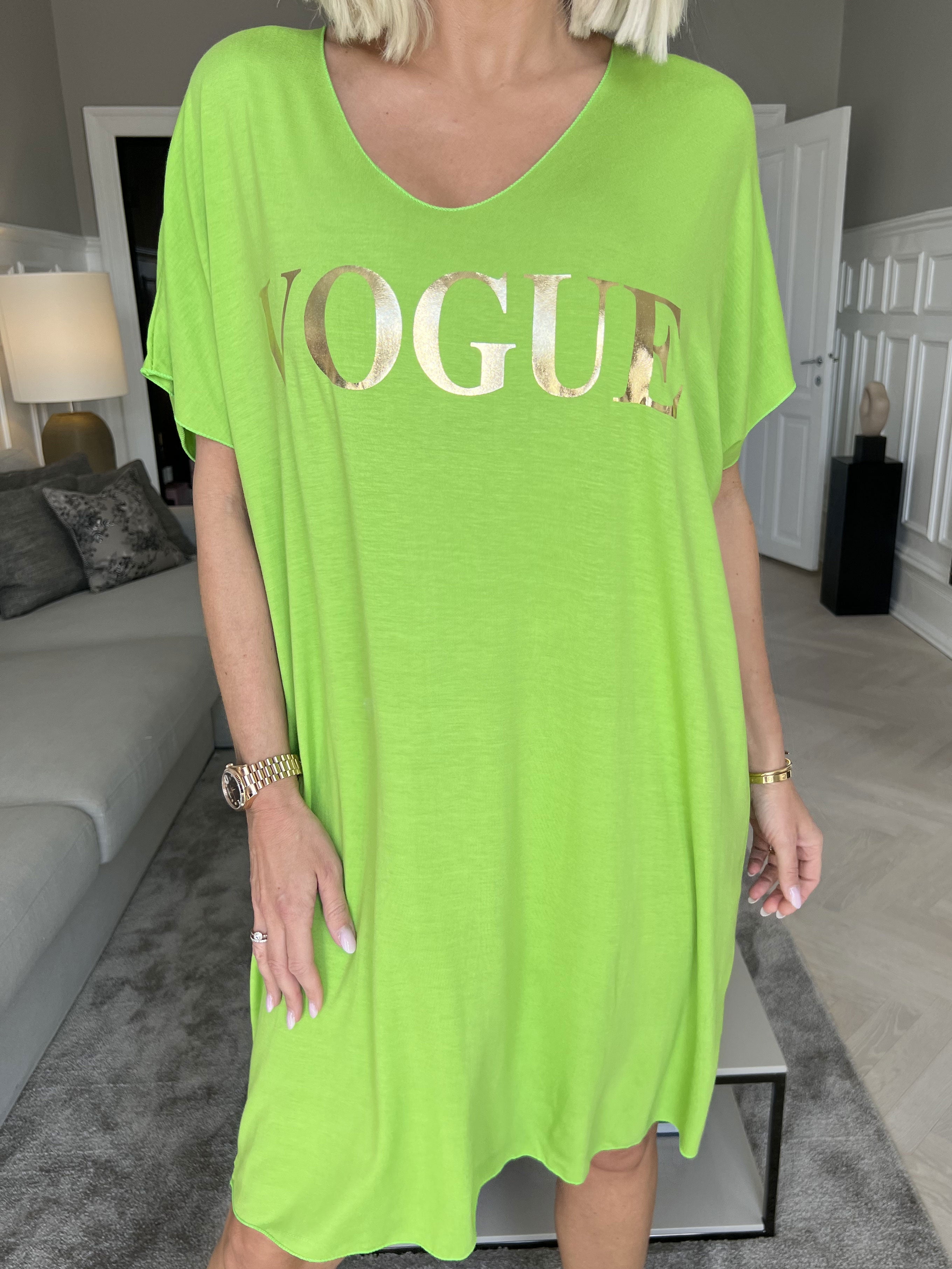 Vogue - Oversized t-shirt klänning i viskos med guldtryck